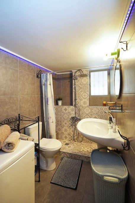 Cozy Athens Apartment / 2' From Metro Station Esterno foto