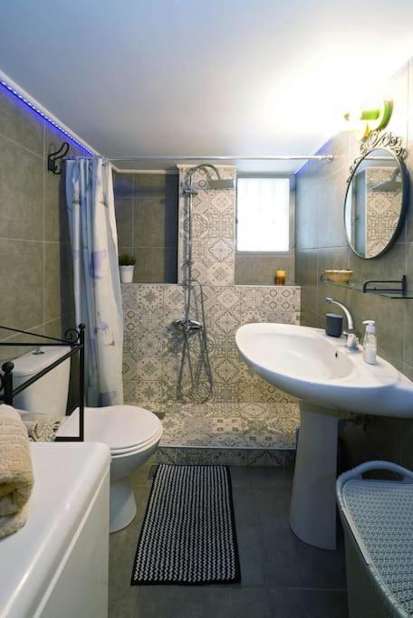 Cozy Athens Apartment / 2' From Metro Station Esterno foto